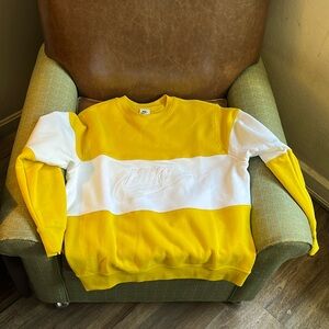 NIKE SB SIZE MEDIUM FITS LARGE YELLOW/WHITE